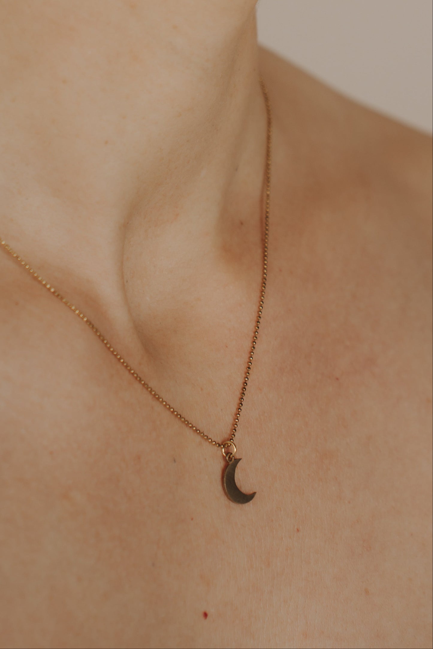 Kurze Halskette mit kleinem Mond-Anhänger