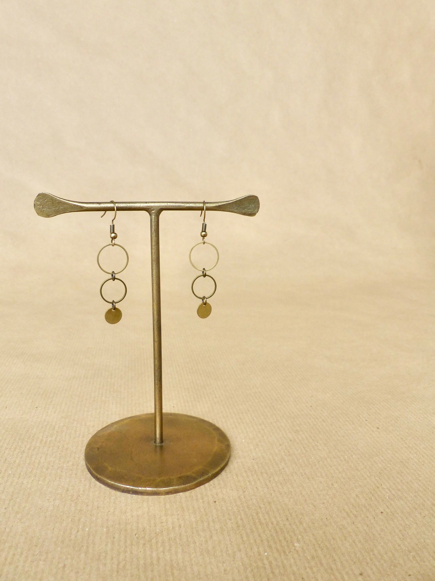 Filigrane geometrische Ohrringe aus Messing