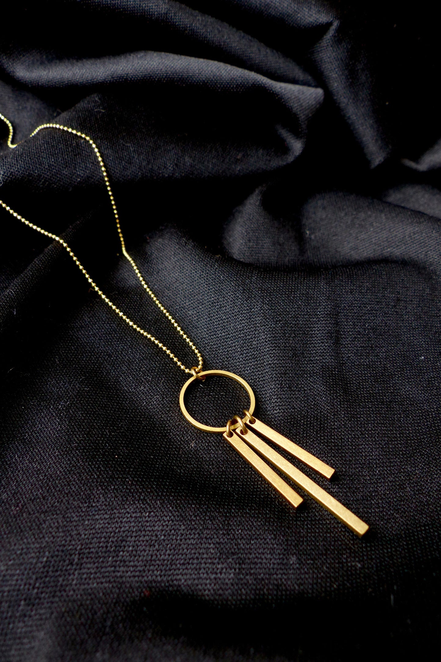 Geometrische Halskette aus Messing handgemacht