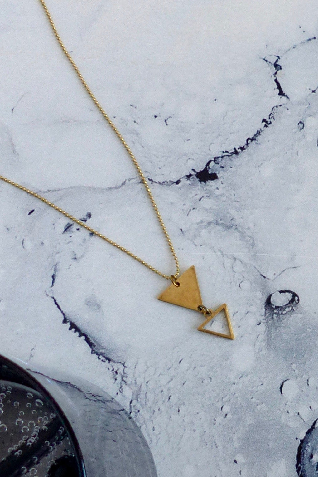 Schlichte geometrische Messingkette