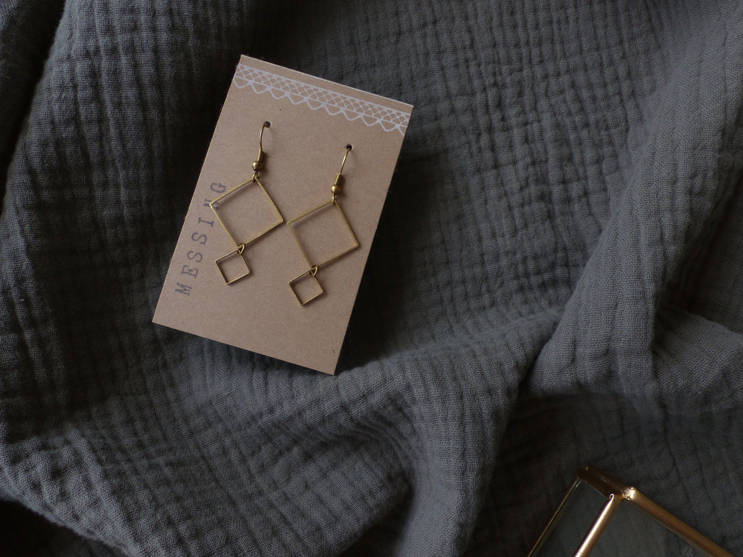 Geometrische filigrane Ohrringe aus Messing