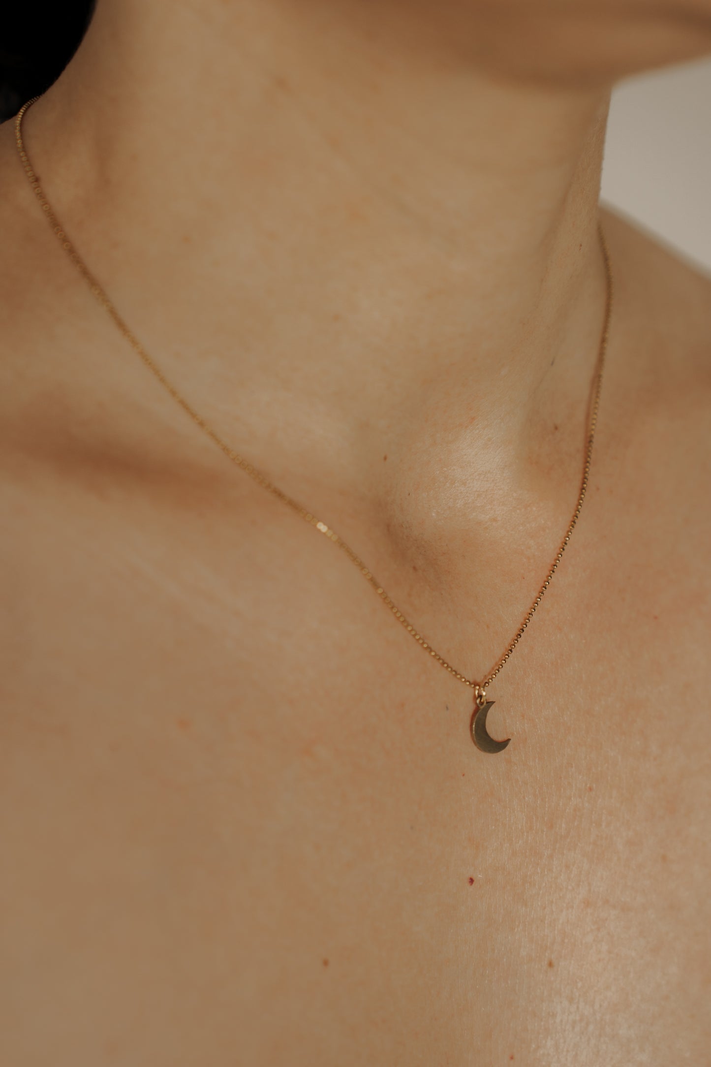 Kurze Halskette mit kleinem Mond-Anhänger