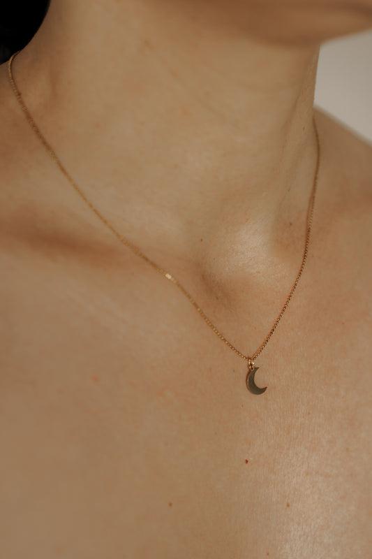 Kurze Halskette mit kleinem Mond-Anhänger