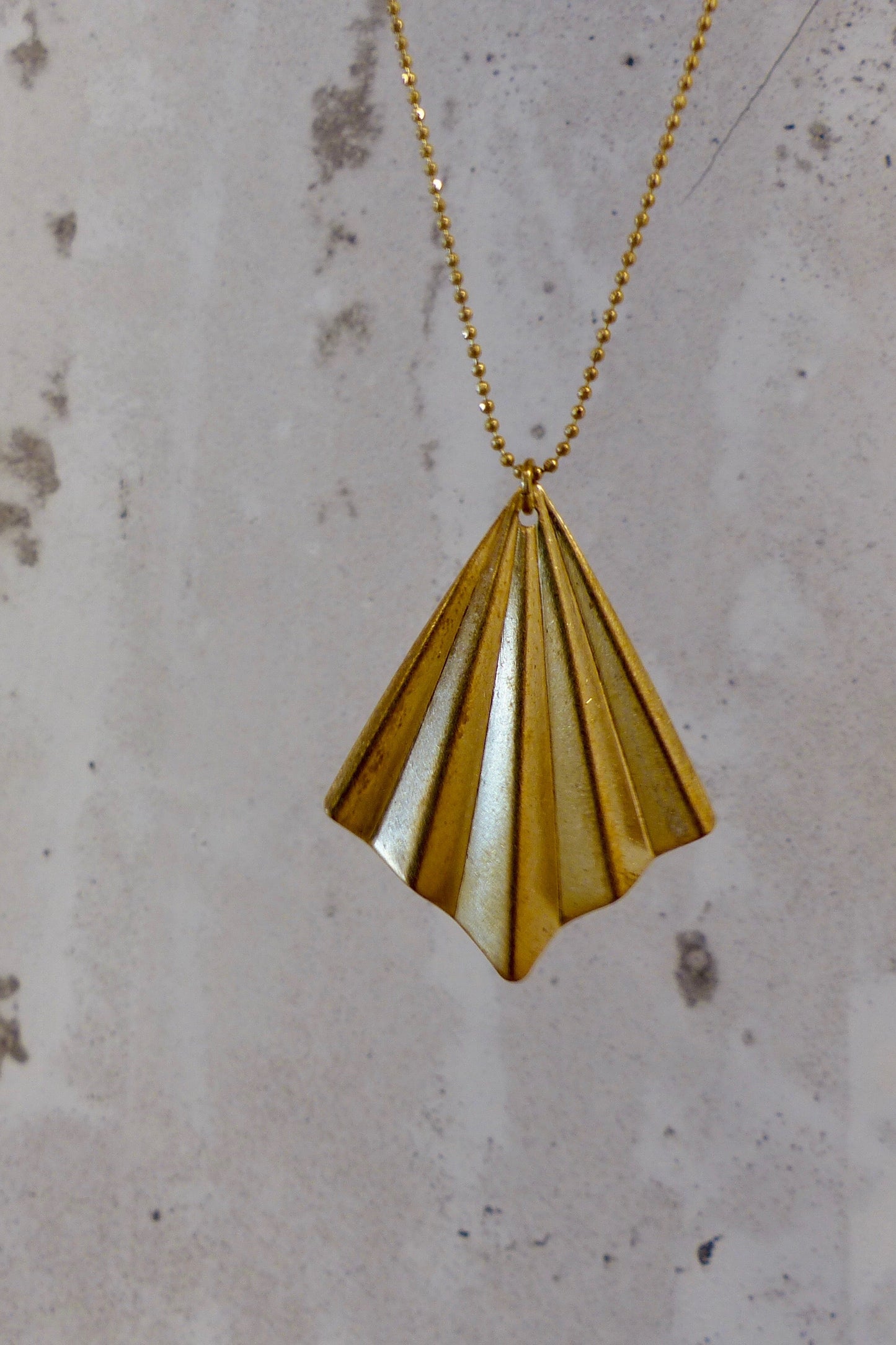 Elegante Halskette aus Messing
