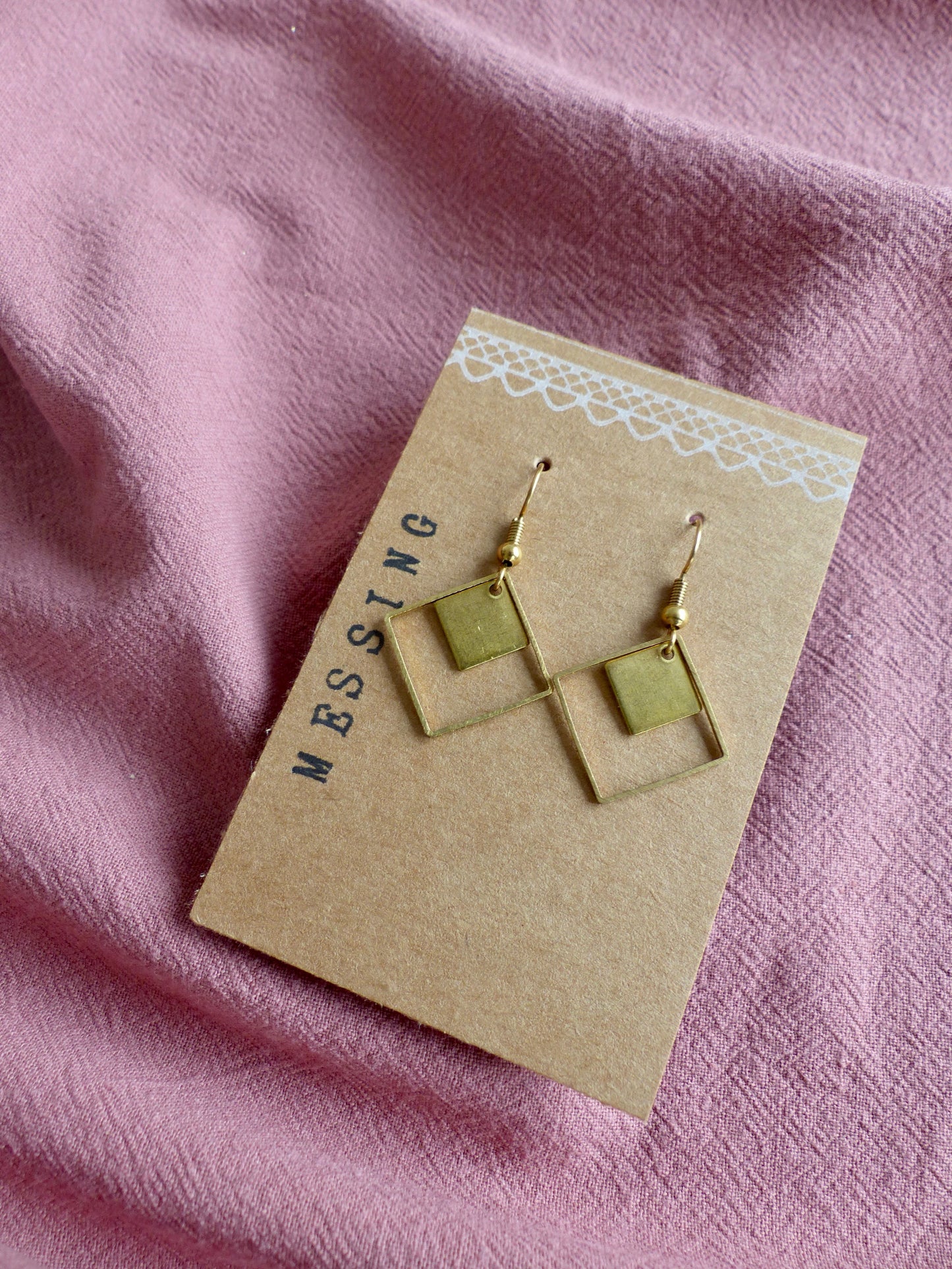 Geometrischer Ohrschmuck aus Messing