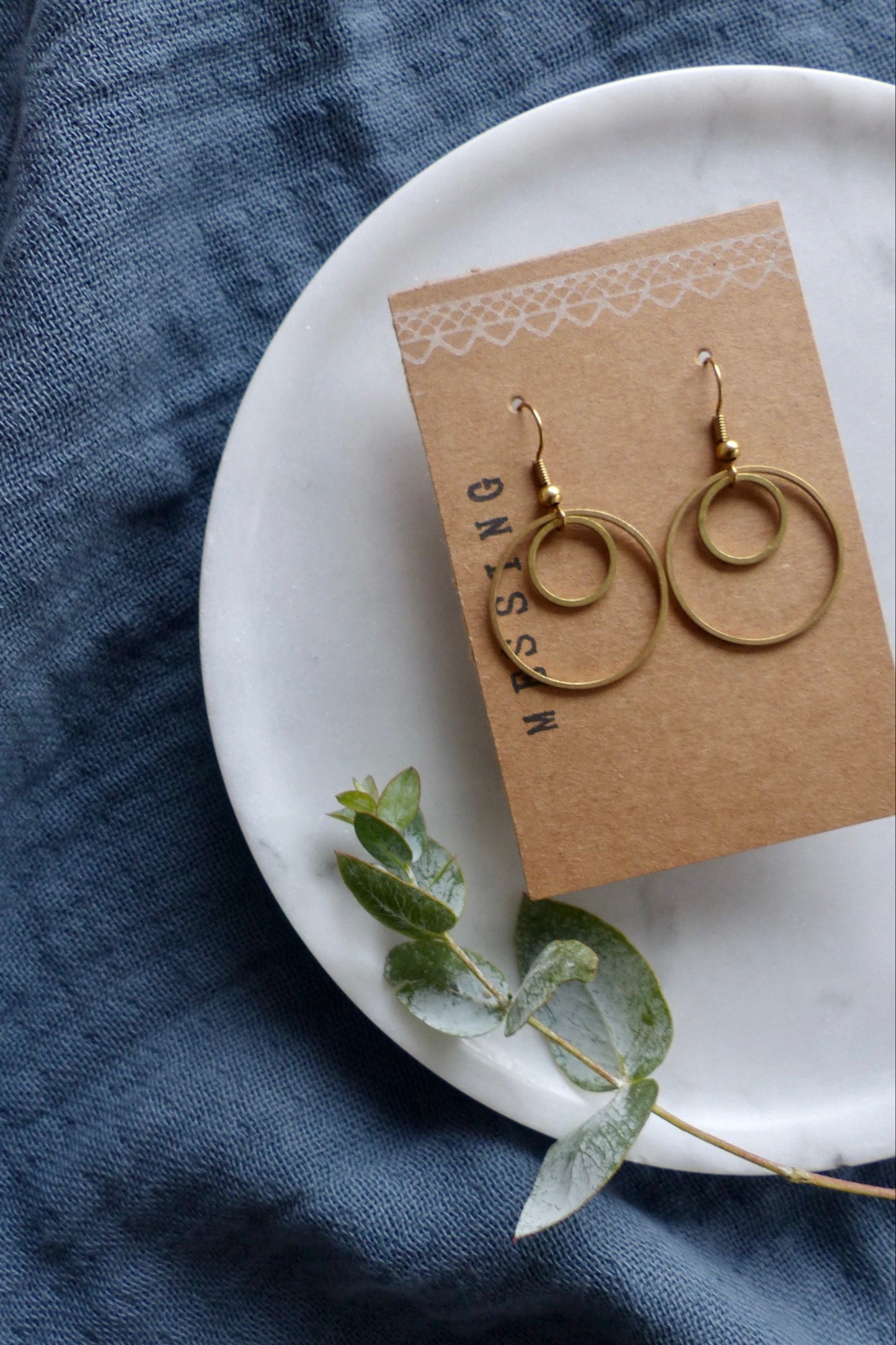 Minimalistischer Ohrschmuck aus Messing