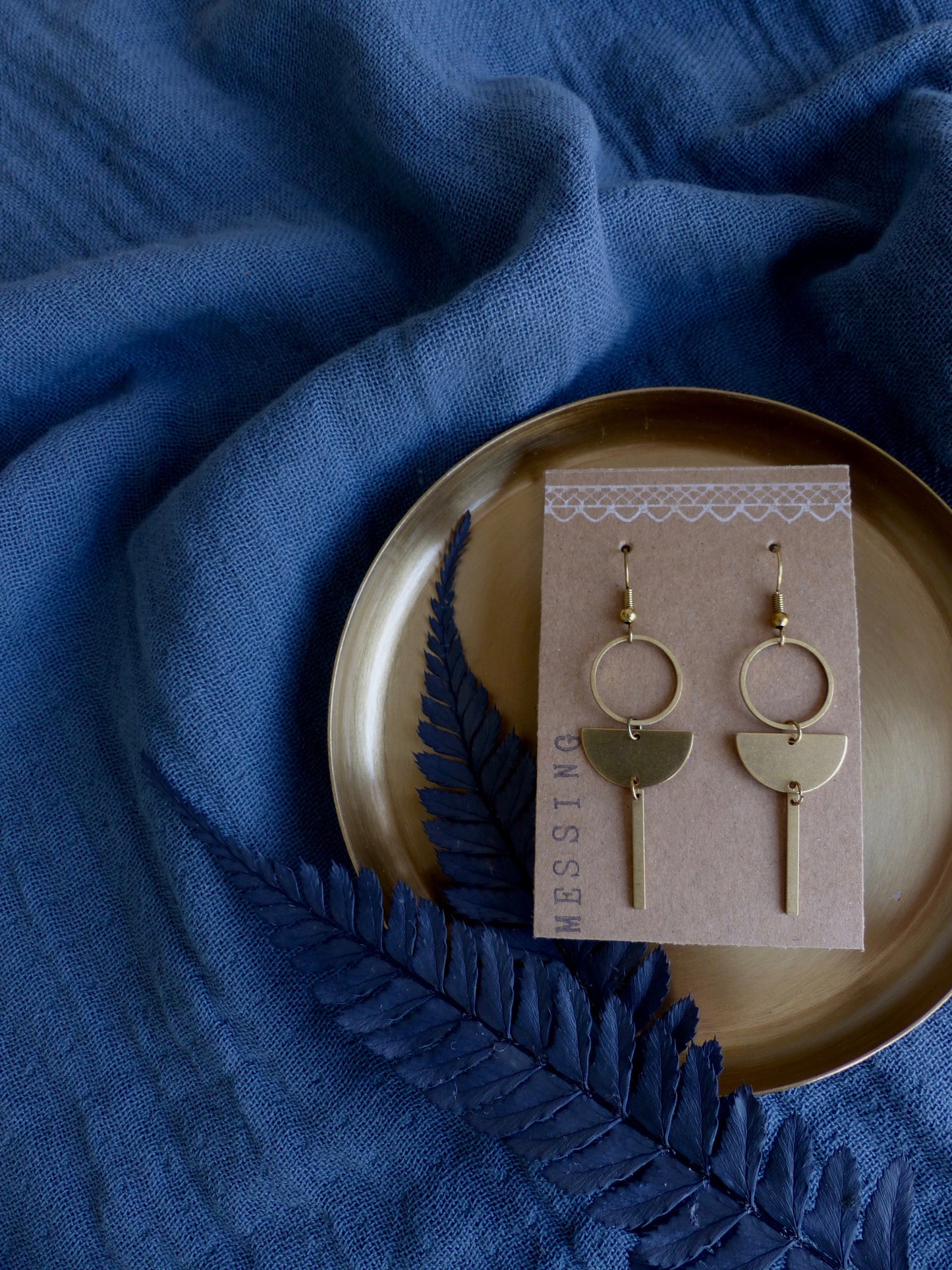 Handgemachter geometrischer Ohrschmuck aus Messing