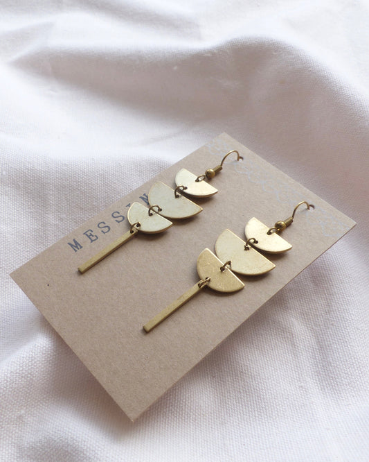 Geometrischer Ohrschmuck aus Messing handgefertigt